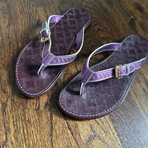 Louis Vuitton mint cond violet patent leather thongs w/ rubber soles. 37 RARE